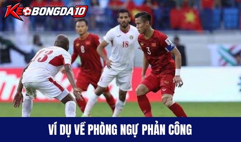 Ví dụ về phòng ngự phản công trong bóng đá